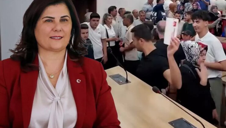 Çerçioğlu gerilimi sürüyor! Belediye meclis salonuna girip CHP logolu kartları yere attılar