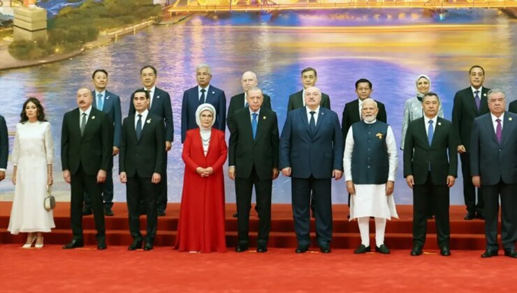 Cumhurbaşkanı Erdoğan ve eşi Şanghay Zirvesi’nde aile fotoğrafına katıldı