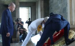 Cumhurbaşkanı Erdoğan, YAŞ üyeleriyle Anıtkabir’i ziyaret etti