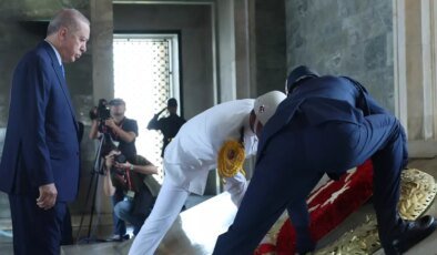 Cumhurbaşkanı Erdoğan, YAŞ üyeleriyle Anıtkabir’i ziyaret etti