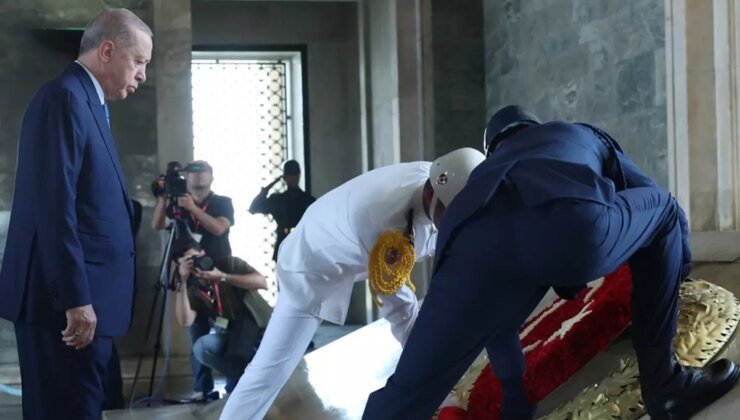 Cumhurbaşkanı Erdoğan, YAŞ üyeleriyle Anıtkabir’i ziyaret etti