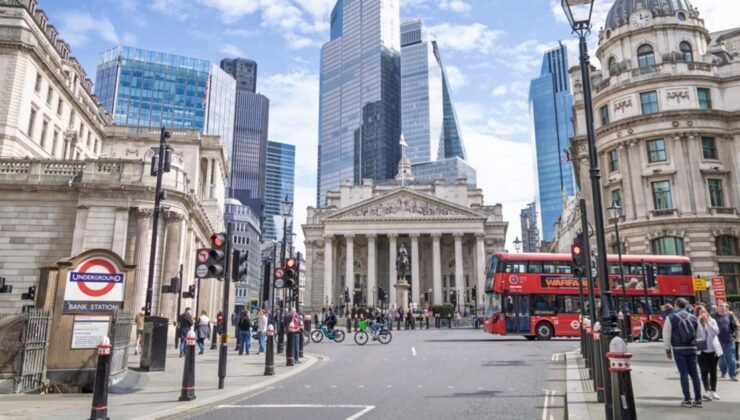 İngiltere ekonomisi ikinci çeyrekte yüzde 0,3 ile beklentilerin üzerinde büyüdü