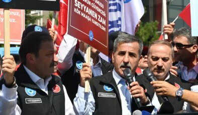 İş bırakan memurlar Hazine ve Maliye Bakanlığı’nın önünde resti çekti: Alnını karışlarım