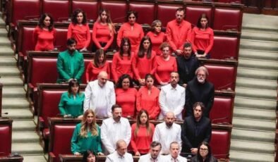 İtalya’da muhalefet vekilleri, parlamentoya Filistin bayrağının renklerini taşıyan kıyafetlerle girdi