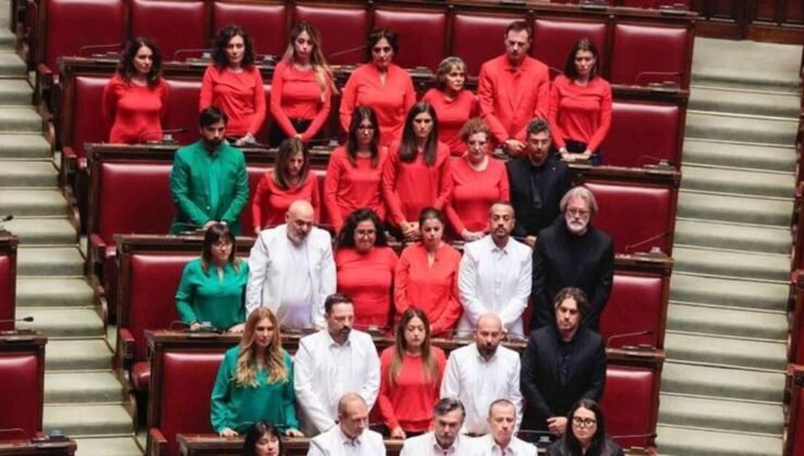 İtalya’da muhalefet vekilleri, parlamentoya Filistin bayrağının renklerini taşıyan kıyafetlerle girdi