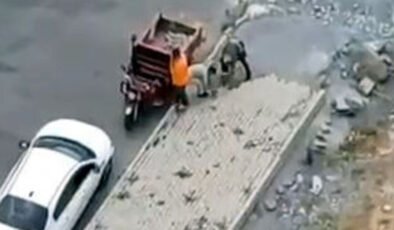 Kaldırım taşı hırsızlığı kamerada!