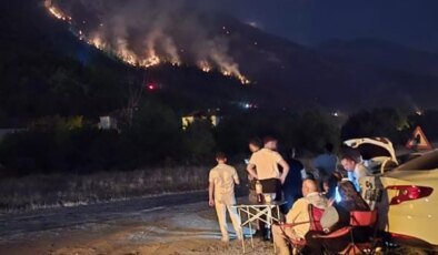 Karabük’te orman yangınını çay içerek izlediler