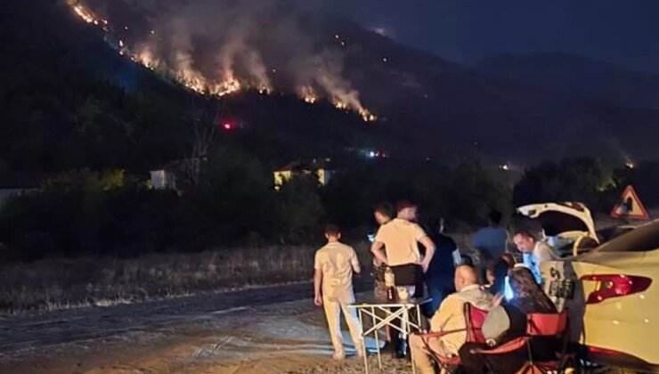 Karabük’te orman yangınını çay içerek izlediler