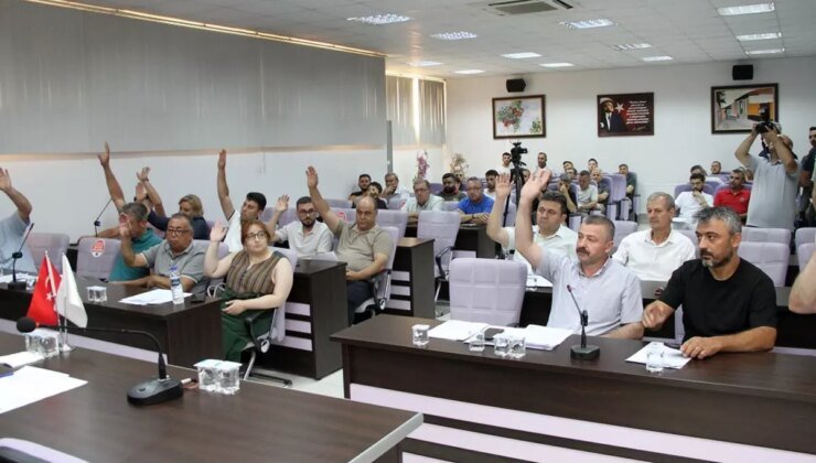 Kula Belediyesi’nde CHP’li 3 katip üye istifa etti