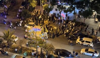 Motosiklet devrildi: 2 polis yaralı
