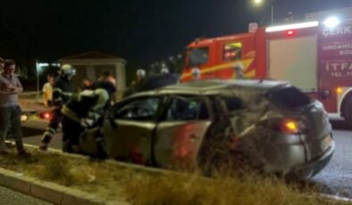 Otomobil aydınlatma direğine çarptı: 1 ölü, 2 yaralı