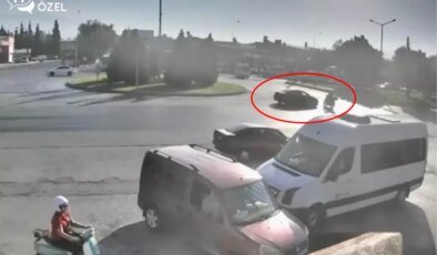 Otomobilin çarptığı motosiklet sürücüsü metrelerce sürüklendi