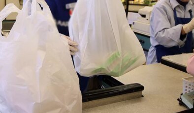 Plastik poşet yerine sadece kağıt ve bez çanta satan marketler yandı