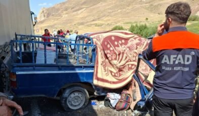 TIR ile kamyonet çarpıştı: 4 ölü!