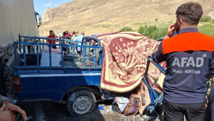 TIR ile kamyonet çarpıştı: 4 ölü!