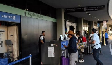 United Airlines’ta sistem arızası krizi! Yüzlerce uçuş gecikti, yolcular uçaktan indirildi