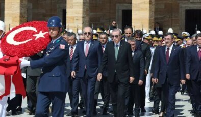 Yine boş geçmediler! İşte Cumhurbaşkanı Erdoğan’ın Anıtkabir’e yürüdüğü esnada atılan slogan