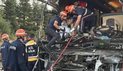 Yolcu otobüsü soğan yüklü kamyona arkadan çarptı: Ölü ve yaralılar var