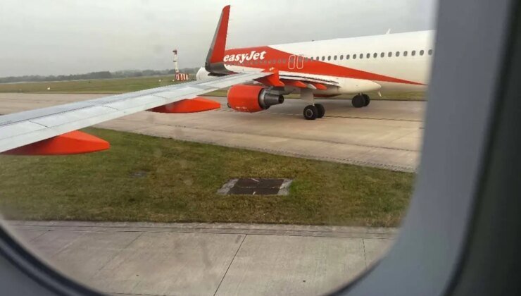 Yolcu uçakları, havalimanında kanat uçlarından çarpıştı