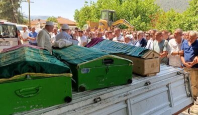 Yürek dağlayan kare! Aynı aileden 3 cenaze yan yana toprağa verildi