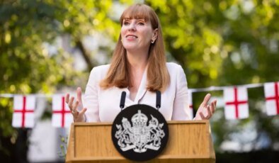 İngiltere hükümetinin iki numarası eksik vergi nedeniyle istifa etti