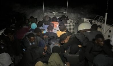 İzmir açıklarında 107 düzensiz göçmen yakalandı