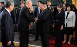Kim Jong Un, halefi olarak gördüğü 12 yaşındaki kızını ilk kez dünyaya tanıttı