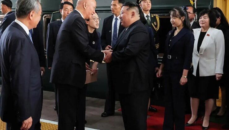 Kim Jong Un, halefi olarak gördüğü 12 yaşındaki kızını ilk kez dünyaya tanıttı