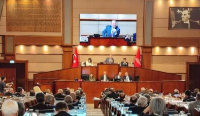 Tansiyon bir anda yükseldi! İBB Meclisi’nde "iddianame" gerginliği